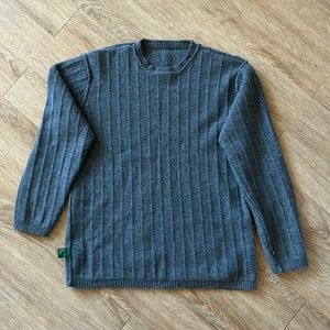 Grey sweater that’s in great condition. No holes and pretty comfortable.